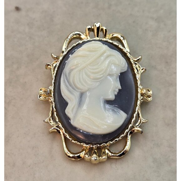 Vintage Cameo Brooch Gray Resin Victorian Lady Bezel Set Fancy Gold Tone Frame - Picture 1 of 5
